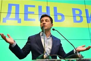 Volodimir Zelenski, un cómico de 41 años, logró una abrumadora victoria en la elección presidencial ante el presidente saliente Petro Poroshenko