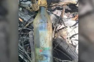 La botella contenía dinero, pero lo más importante era otro elemento. Captura Video 7News Australia