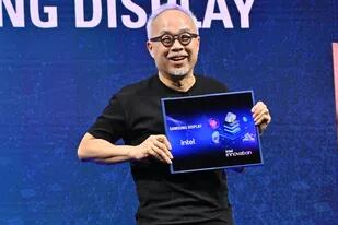 Dr. JS Choi, CEO de Samsung Display, muestra un dispositivo de Intel con una pantalla enrollable