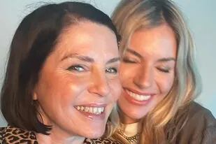 Sienna Miller junto a Sadie Frost, muy sonrientes para un posteo de Instagram