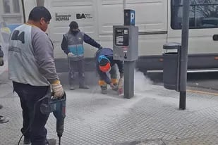 Operarios retiran los parquímetros que fueron utilizados para controlar el estacionamiento medido en el Casco Histórico y algunos barrios de la ciudad