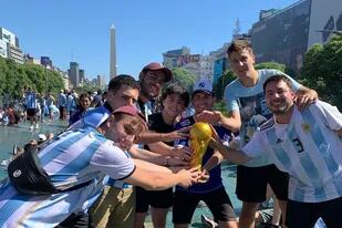 Nicolás Casco junto a sus amigos festejando en el Obelisco tras el triunfo de la selección en Qatar