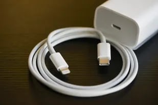Un cable con un conector Lightning en una punta y USB-C en la otra