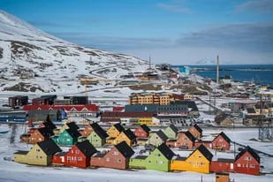 Una vista general de Longyearbyen, ubicada en la isla de Spitsbergen, archipiélago de Svalbard, en el norte de Noruega. (Photo by Jonathan NACKSTRAND / AFP)