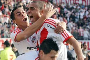 David Trezeguet se abraza con Rogelio Funes Mori tras convertir uno de los goles que le darían a River su ascenso a primera división; agachado, el venezolano César "Maestrico" González.