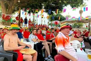 Cientos de hinchas de Gales eligieron Tenerife en lugar de Qatar para poder disfrutar del Mundial sin limitaciones para tomar alcohol