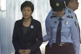 Park es acusado de haber forzado a empresas surcoreanas a pagar decenas de millones de wones a dos fundaciones controladas por su amiga Choi Soon-sil