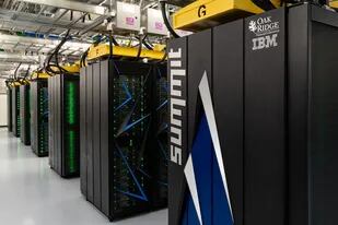 Una vista del sistema Summit de IBM, la supercomputadora que se encuentra al tope del ranking de los equipos más potentes del mundo, un listado donde China se destaca por duplicar la cantidad de centros con supercomputadoras