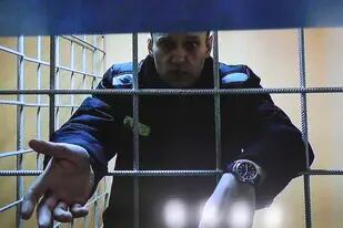 El líder de la oposición rusa Alexei Navalny habla por videoconferencia desde una prisión durante una audiencia judicial en Petushki, Rusia, el 28 de diciembre de 2021