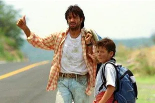 Eugenio Derbez (Enrique) y el pequeño Adrián Alonso (Carlitos), cuando buscan llegar como sea a Los Ángeles