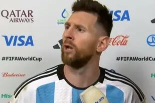 El cruce de Lionel Messi en la zona mixta tras el triunfo ante Países Bajos