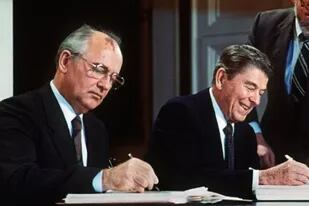 Mijaíl Gorbachov, aquí con el presidente norteamericano Ronald Reagan, los hombres más influyentes de la década de 1980