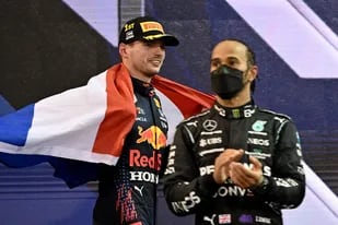 Max Verstappen, flamante campeón del mundo de la Fórmula 1, y Lewis Hamilton, en el podio del GP de Abu Dabi, donde se consagró el holandés; la definición sigue generando polémicas y despierta interrogantes sobre el futuro de Hamilton