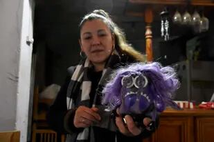 Cristina Castro, la madre de Facundo Astudillo Castro, con objetos de su hijo