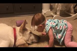 La nena y su mascota tienen una relación muy especial