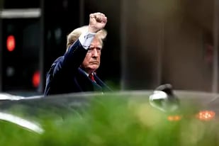El expresidente Donald Trump gesticula al salir de la Torre Trump, el miércoles 10 de agosto de 2022, en Nueva York, de camino a la oficina del fiscal general de Nueva York para una declaración en una investigación civil.