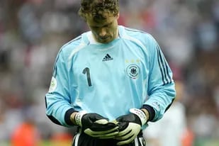 El arquero alemán Jens Lehmann lee las indicaciones en un machete antes de la serie de penales contra la Argentina, en la Copa de 2006; “¿El papelito?” Fue una historia fantástica desde el principio al fin”, le contó a LA NACION