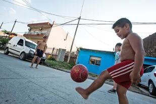 En Villa Fiorito, partido de Lomas de Zamora, Diego Maradona pasó una infancia entre barriales, potreros y carencias