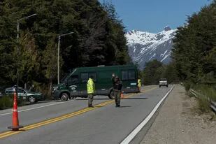 La Gendarmería reforzó los controles en los accesos a Villa Mascardi, en Bariloche