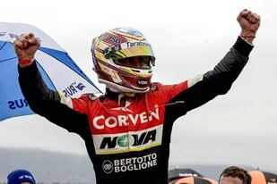 El festejo de José Manuel Urcera en el circuito de Villicum, en San Juan; el piloto del Maquin Parts Racing logró su primer triunfo con Torino en el TC