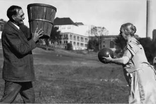 El profesor James Naismith inventó el básquet como una respuesta a la necesidad de realizar un deporte bajo techo durante el invierno