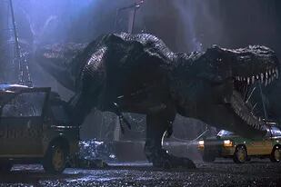 Steven Spielberg apenas escuchó que Michael Chichton estaba trabajando en una historia que mezclaba temas de ADN con dinosaurios se garantizó los derechos para llevarla al cine