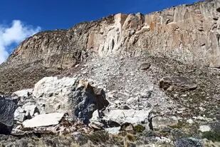 Desmoronamiento de una pared del Cerro Comisión, que está ubicado a 12 km de El Calafate, sobre la ruta provincial 9