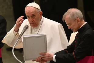 El papa Francisco se persigna durante la audiencia general de hoy