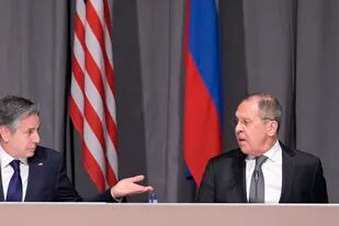 El secretario de Estado estadounidense Antony Blinken, izquierda, y el canciller ruso Serguei Lavrov, se reúnen al margen de la conferencia de la Organización para la Seguridad y Cooperación en Europa en Estocolmo, Suecia, jueves 2 de diciembre de 2021. (Jonathan Nackstrand/Pool Foto via AP)