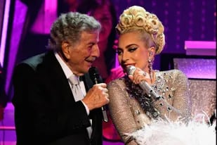 LAS VEGAS, NV - 20 DE ENERO: Lady Gaga (R) actúa con Tony Bennett durante su residencia de 'JAZZ & PIANO' en el Park Theatre del Park MGM el 20 de enero de 2019 en Las Vegas, Nevada.