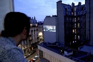 La proyección de La pradera sin ley, western de King Vidor, en la medianera del cine La Clef, en el Barrio Latino de la capital francesa. Las 88 salas de París, cuna del cine, continuarán cerradas hasta mediados de mayo.