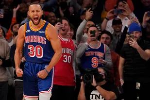 Stephen Curry batió este martes el récord histórico de triples en la NBA, en el mismísimo Madison Square Garden, donde hasta los hinchas de New York Knicks celebraron el logro.