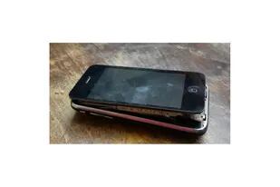 Un iPhone 3Gs que había estado mucho tiempo sin uso; la batería se hinchó tanto que arrancó la pantalla del frente del equipo