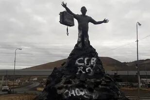 En Río Turbio le colgaron un bolso a un monumento de Kirchner