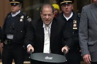 Harvey Weinstein es juzgado por cinco cargos por violación, agresión sexual y actos sexuales criminales