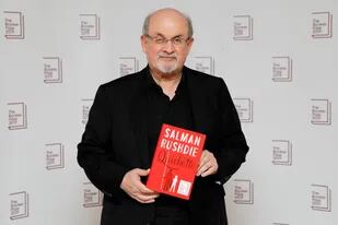 El autor británico Salman Rushdie posa con su libro 'Quichotte'