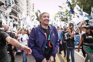 Máximo Kirchner, en la marcha del 24 de marzo; eligió una camiseta irónica, con los botones del joystick de la PlayStation; el fiscal Luciani lo involucró en el caso Vialidad