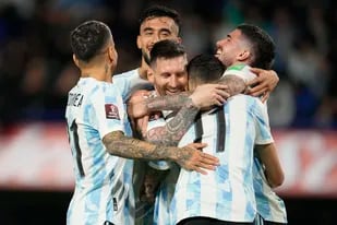 Lionel Messi festeja con sus compañeros de la selección luego de anotarle a Venezuela en la Bombonera, en marzo