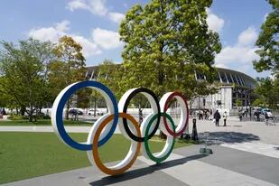 Los anillos olímpicos frente al Estadio Nacional de Tokio