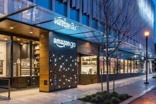 La tienda Amazon Go en Seattle funcionó a prueba para empleados; tiene alrededor de 170 metros cuadrados; mediante sensores y tecnología de aprendizaje profundo, sigue la trayectoria de sus consumidores y detecta cuando un producto es retirado de la góndola; el cobro es automático al salir