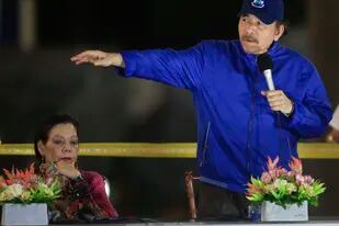 El presidente de Nicaragua, Daniel Ortega, habla junto a la primera dama y la vicepresidenta Rosario Murillo