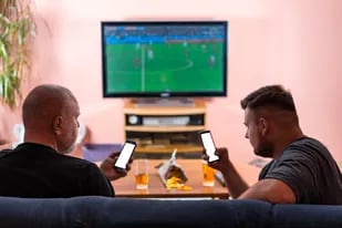 Hoy, con el auge de las redes sociales, los partidos de fútbol no suelen concentrar la atención total de las personas