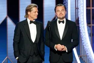 El actor se llevó el Globo de Oro en la categoría secundaria y le hizo una divertida broma a su partenaire en Érase una vez en Hollywood, Leonardo DiCaprio