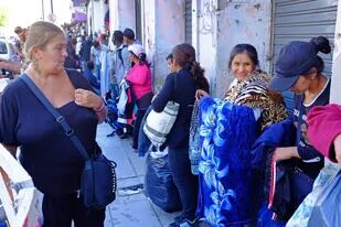 De pie o con mantas en el piso, los vendedores ambulantes coparon la avenida Nazca