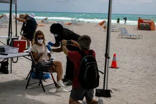 Un puesto temporal de vacunación en Miami Beach