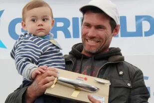 Julio Alsogaray, con su hijo Mateo, y la satisfacción tras ganar la Semana de Buenos Aires
