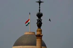 La bandera india ondea a media asta, en honor a la reina Isabel II de Inglaterra, en el palacio presidencial en Nueva Delhi, el 11 de septiembre del 2022. (Foto AP/Manish Swarup)