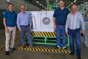 Ejecutivos de Samsung y Visuar junto al primer cargamento de lavarropas enviados a Uruguay