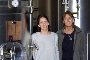 Las emprendedoras Mariana Barrera y María Inés Caparrós en su fábrica de sidra en Río Negro