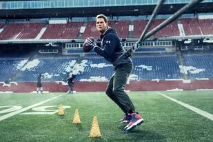 Tom Brady, el mejor jugador de fútbol americano de la historia, practica con bandas elásticas y elude las pesas, para evitar lesiones; músculos más largos y blandos, con más circulación sanguínea, tienden a evitar daños físicos.